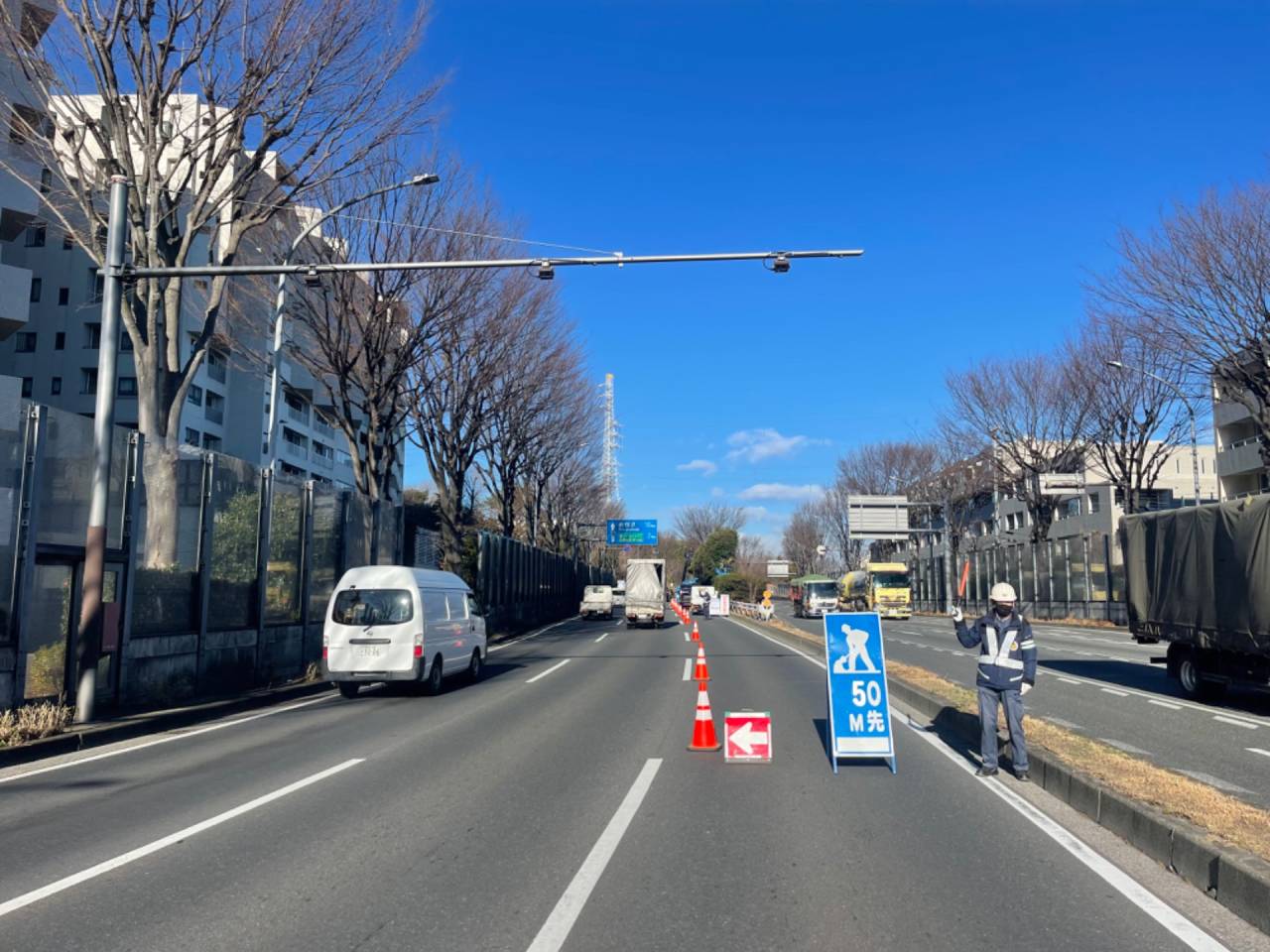 中央分離帯の剪定作業